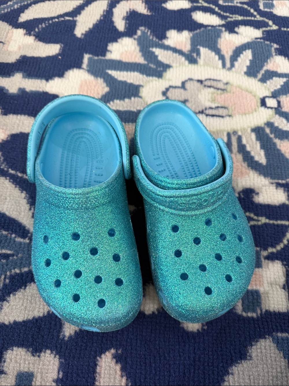 CROCS Kids Glitter Clogs - Teal sparkles worn 1x